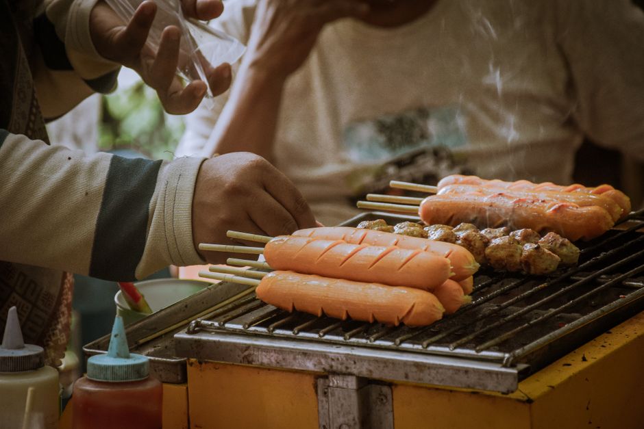 Bí quyết kinh doanh Mơ mặn ngọt tận xưởng: Quy trình sản xuất lạp xưởng nướng đá chuẩn vị - omaingon hà nội